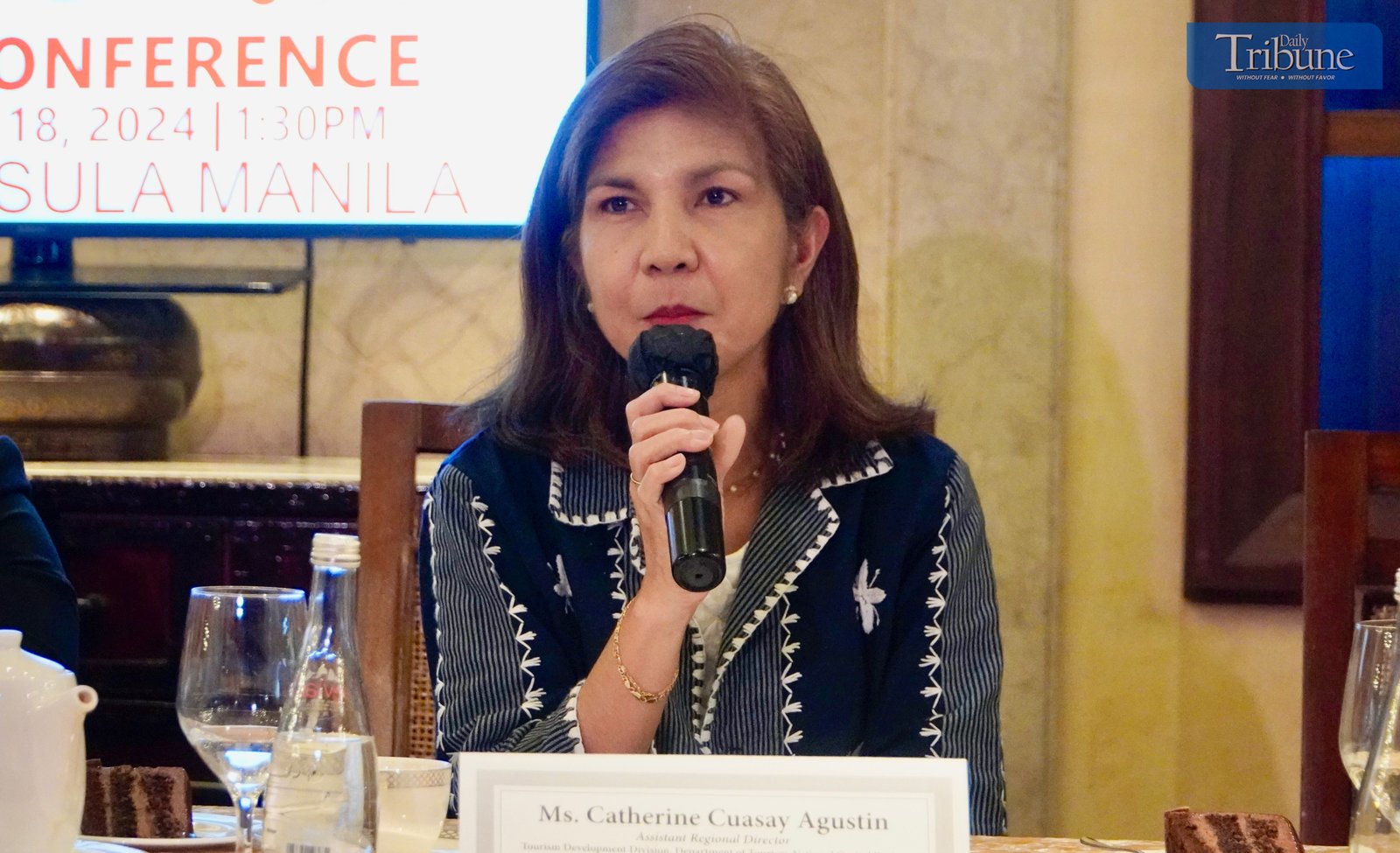 TRIBUNE-Hosts-and-attendees -of-the-Travel -Sale-Expo