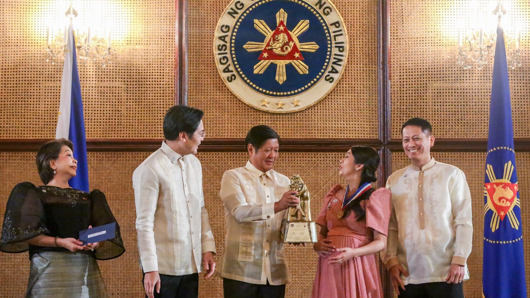 Marcos lauds outstanding government workers