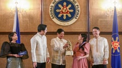Marcos lauds outstanding government workers
