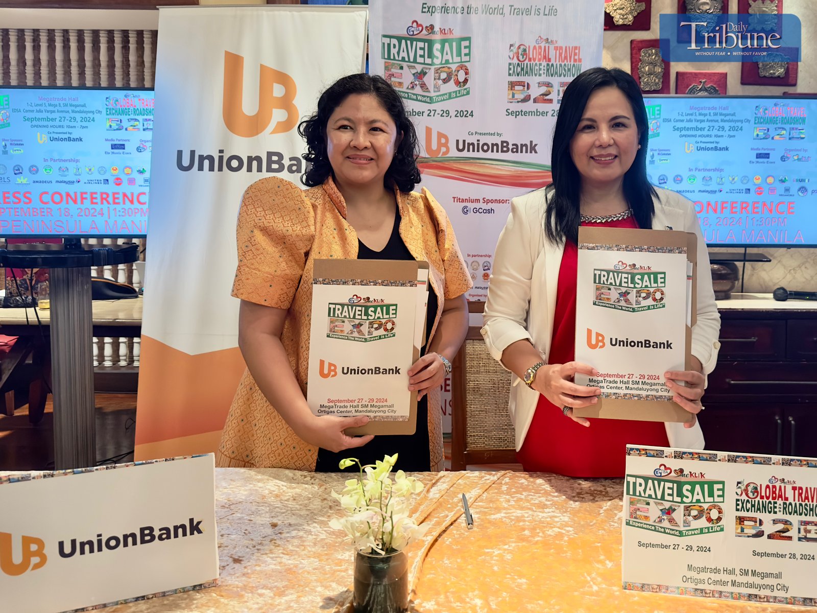 TRIBUNE-Hosts-and-attendees -of-the-Travel -Sale-Expo