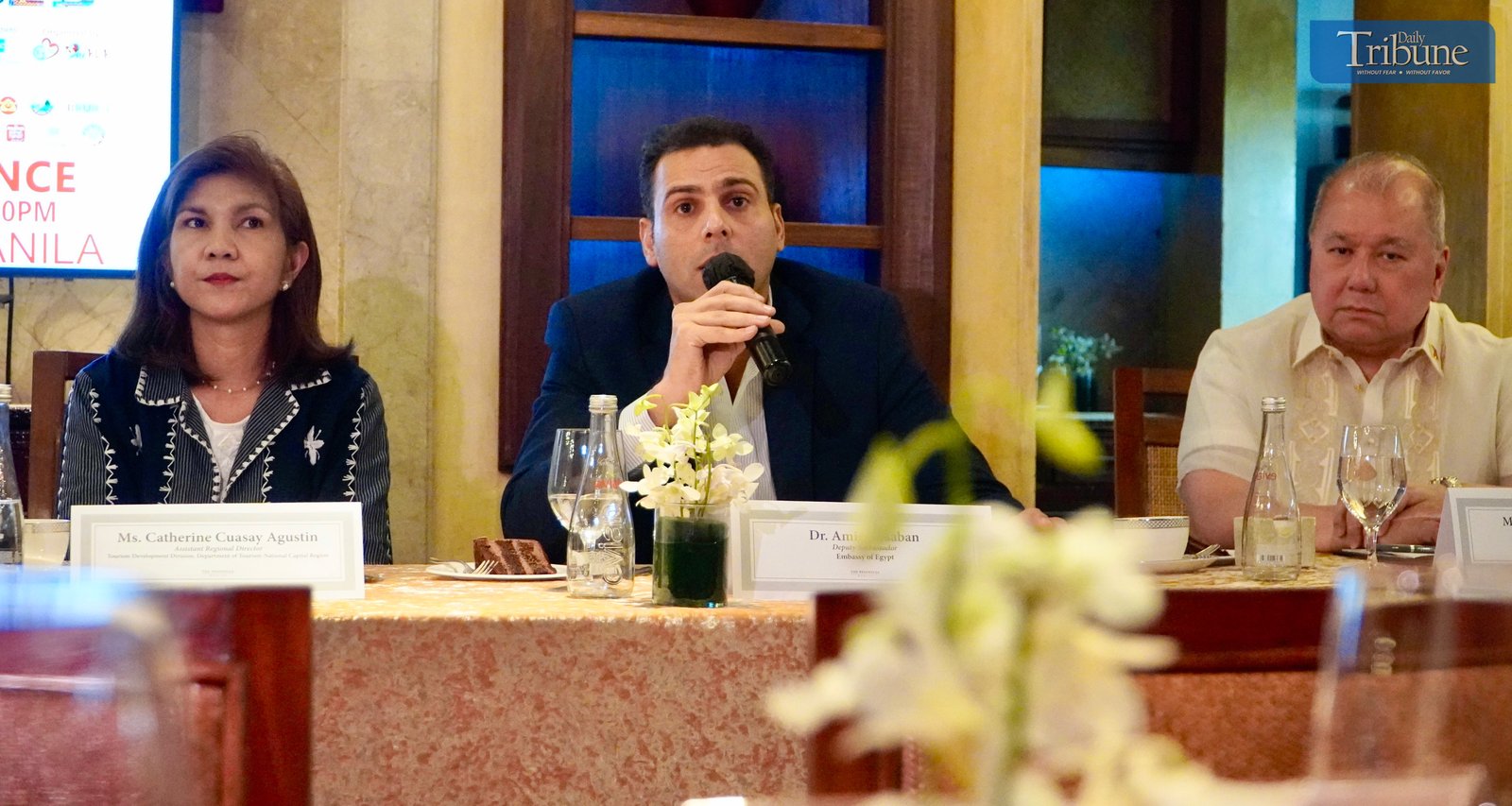 TRIBUNE-Hosts-and-attendees -of-the-Travel -Sale-Expo