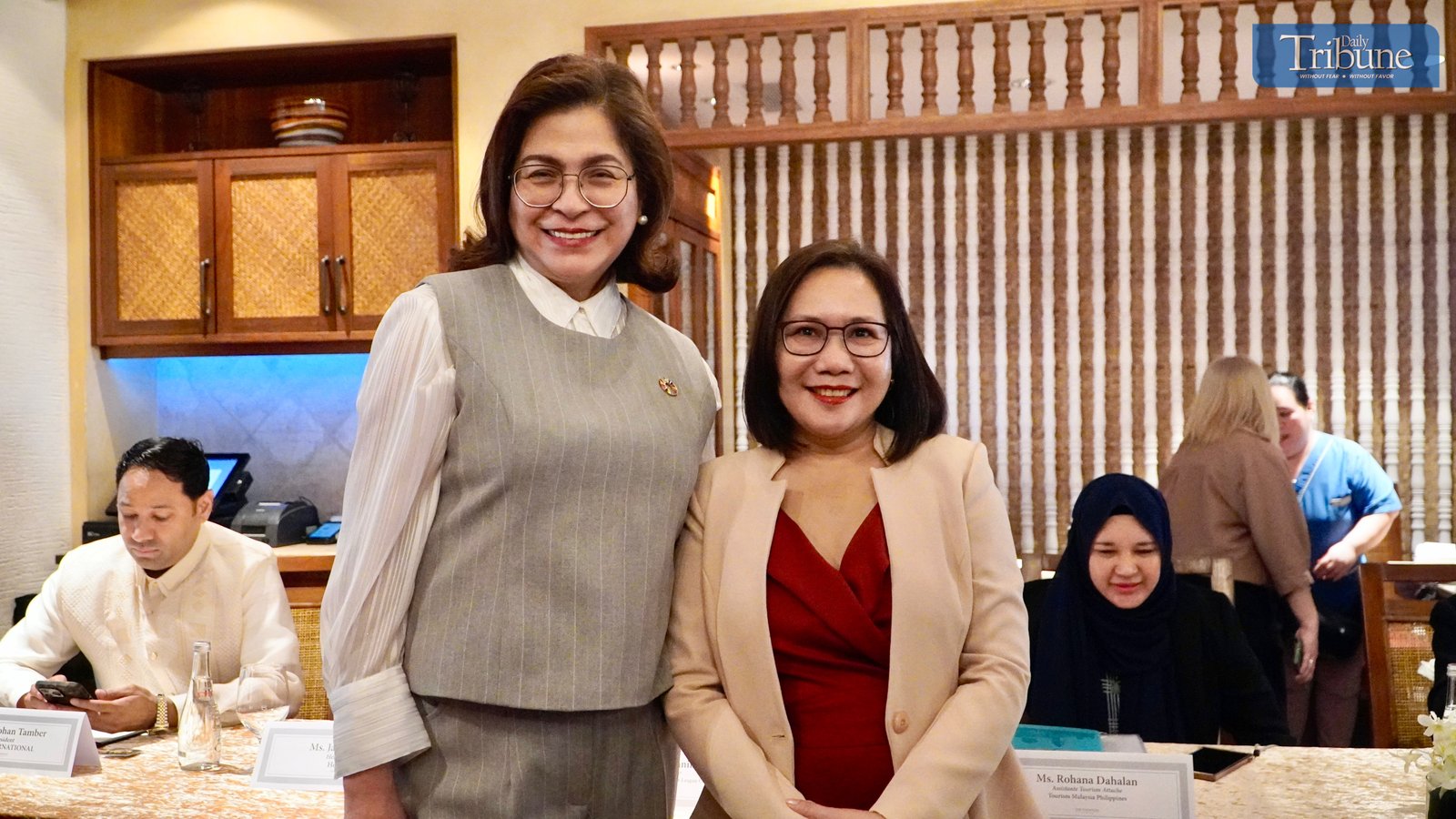 TRIBUNE-Hosts-and-attendees -of-the-Travel -Sale-Expo