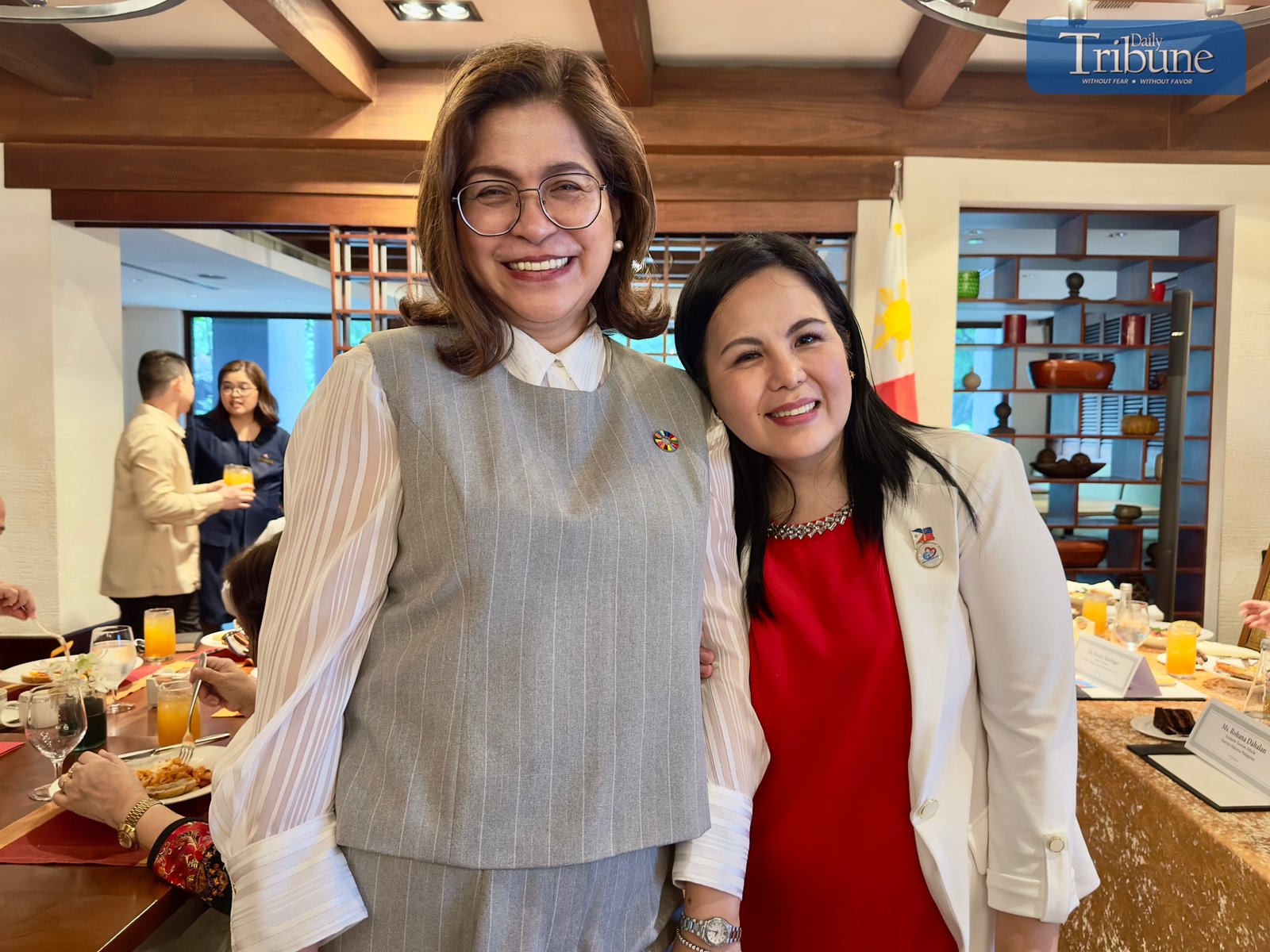 TRIBUNE-Hosts-and-attendees -of-the-Travel -Sale-Expo