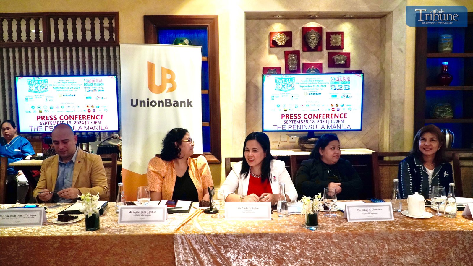 TRIBUNE-Hosts-and-attendees -of-the-Travel -Sale-Expo