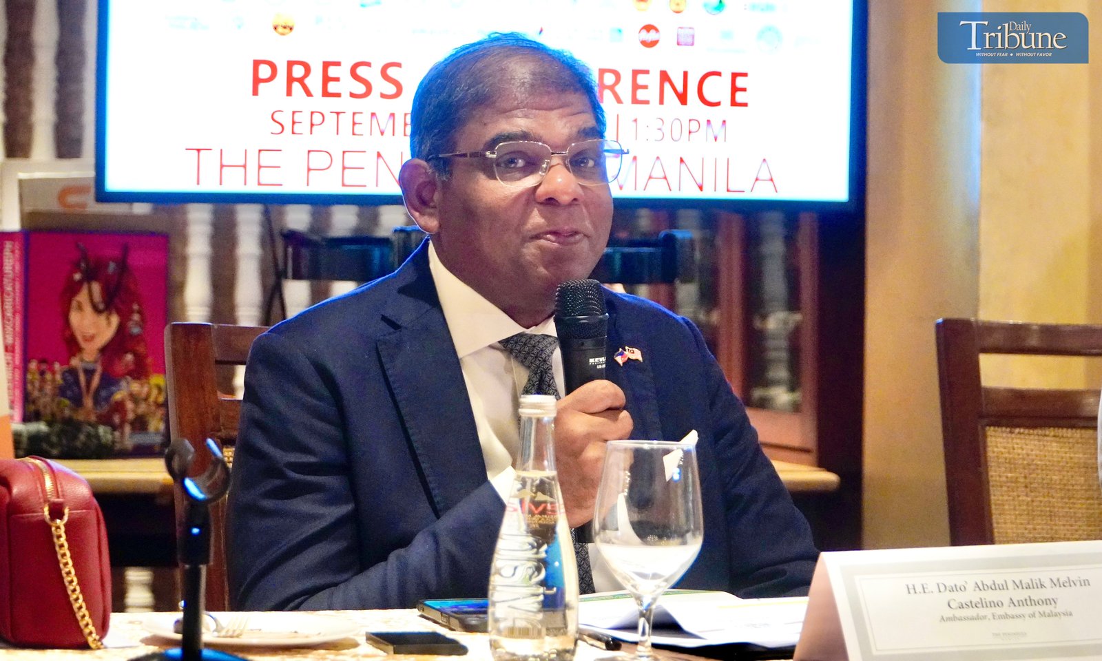 TRIBUNE-Hosts-and-attendees -of-the-Travel -Sale-Expo