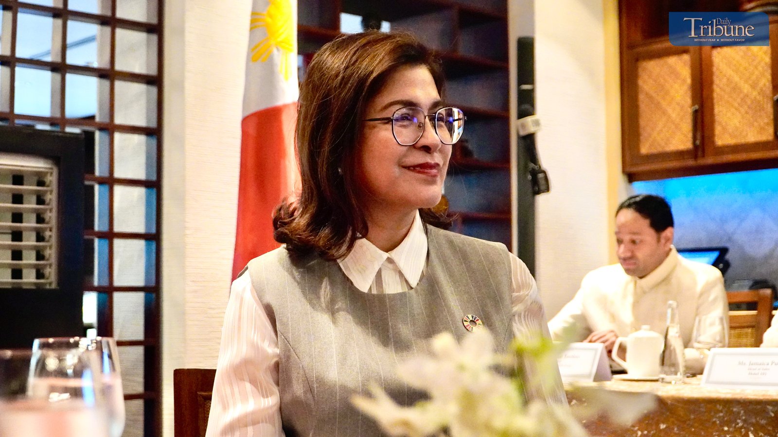 TRIBUNE-Hosts-and-attendees -of-the-Travel -Sale-Expo