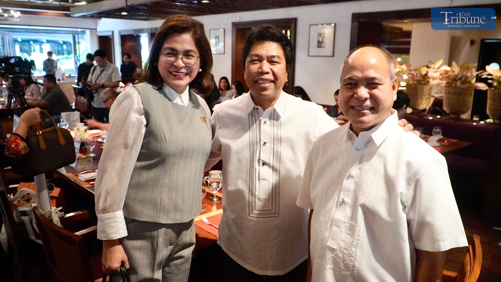TRIBUNE-Hosts-and-attendees -of-the-Travel -Sale-Expo