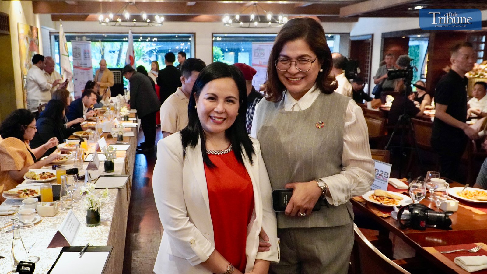 TRIBUNE-Hosts-and-attendees -of-the-Travel -Sale-Expo