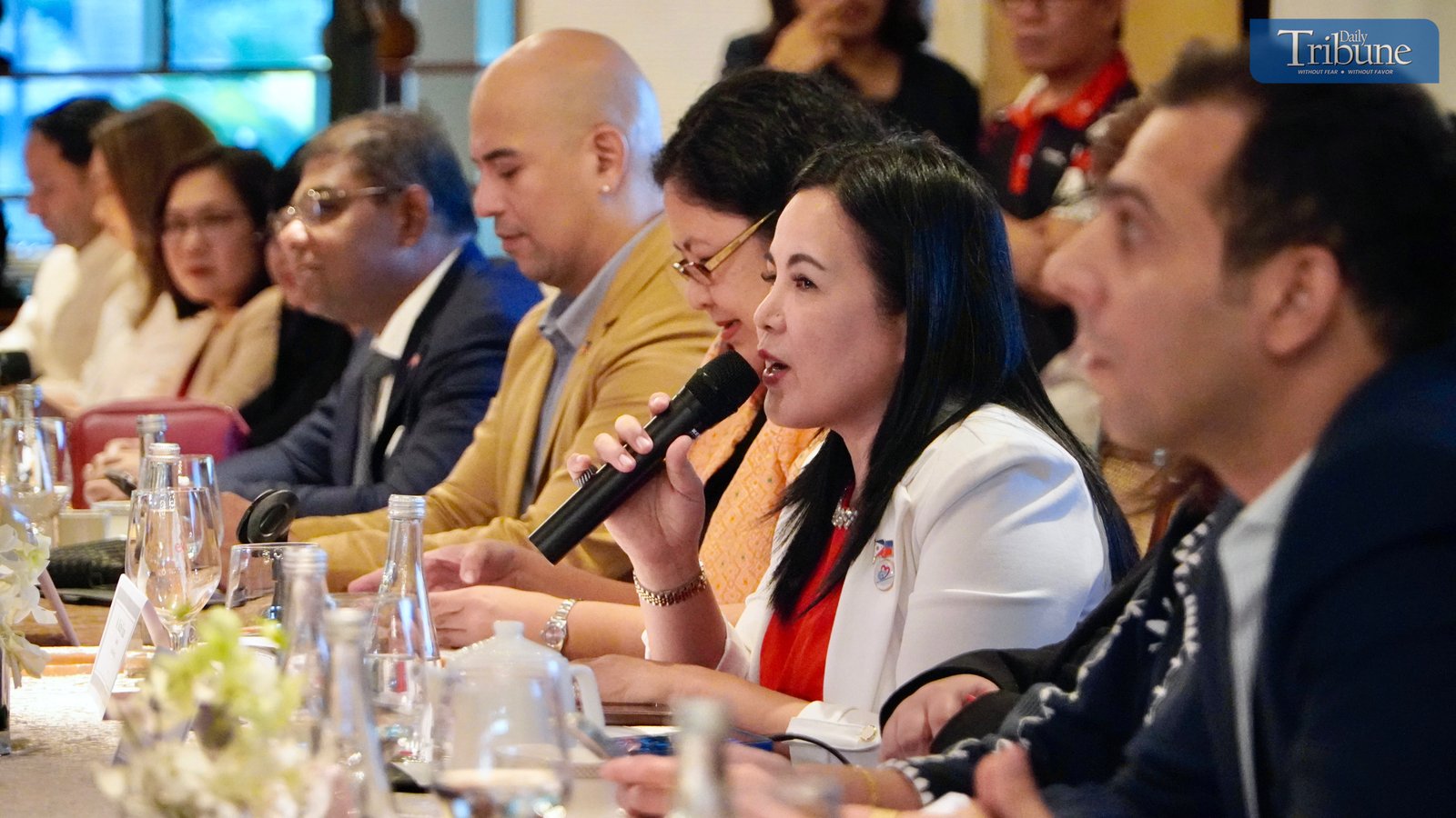 TRIBUNE-Hosts-and-attendees -of-the-Travel -Sale-Expo