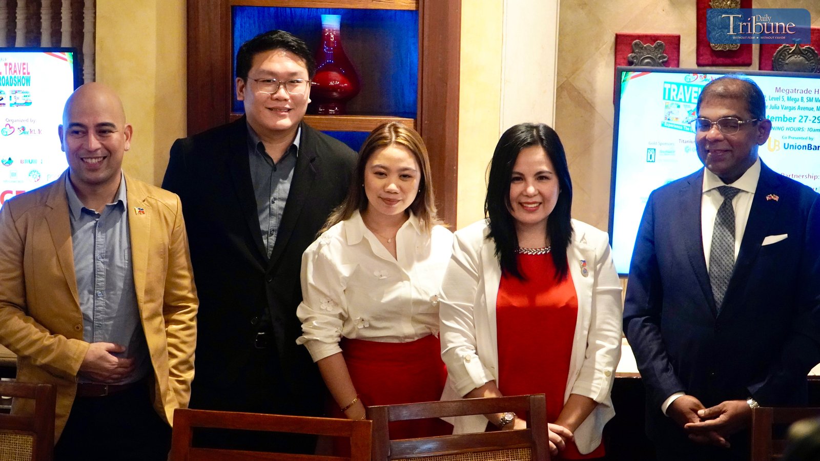 TRIBUNE-Hosts-and-attendees -of-the-Travel -Sale-Expo
