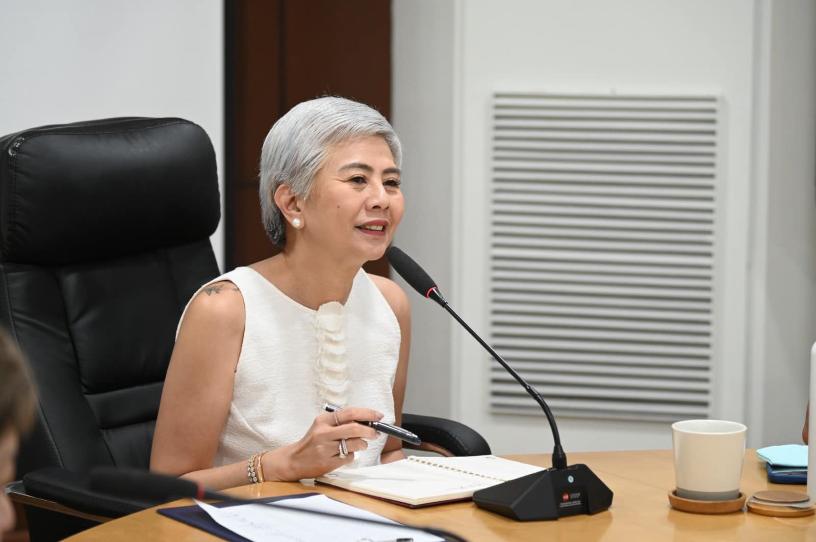 Lacuna fetes city administrator