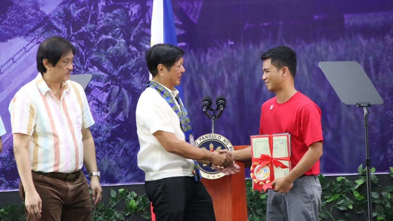 PBBM distributes 2,588 land titles to ARBs from Panay and Guimaras 