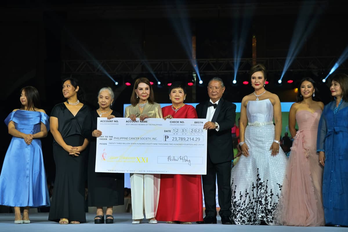 The best dressed women of the Philippines, led by chairperson Helen Ong, turn over the proceeds from last year’s gala to the Philippine Cancer Society.