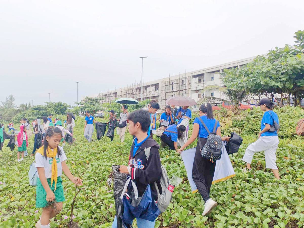 BAGASBAS beach gets greener with a cleanup by SM City Daet volunteers.