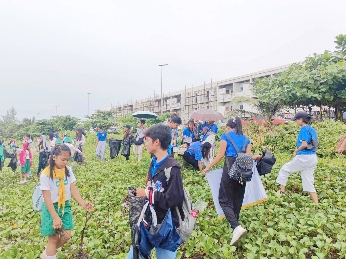 BAGASBAS beach gets greener with a cleanup by SM City Daet volunteers.