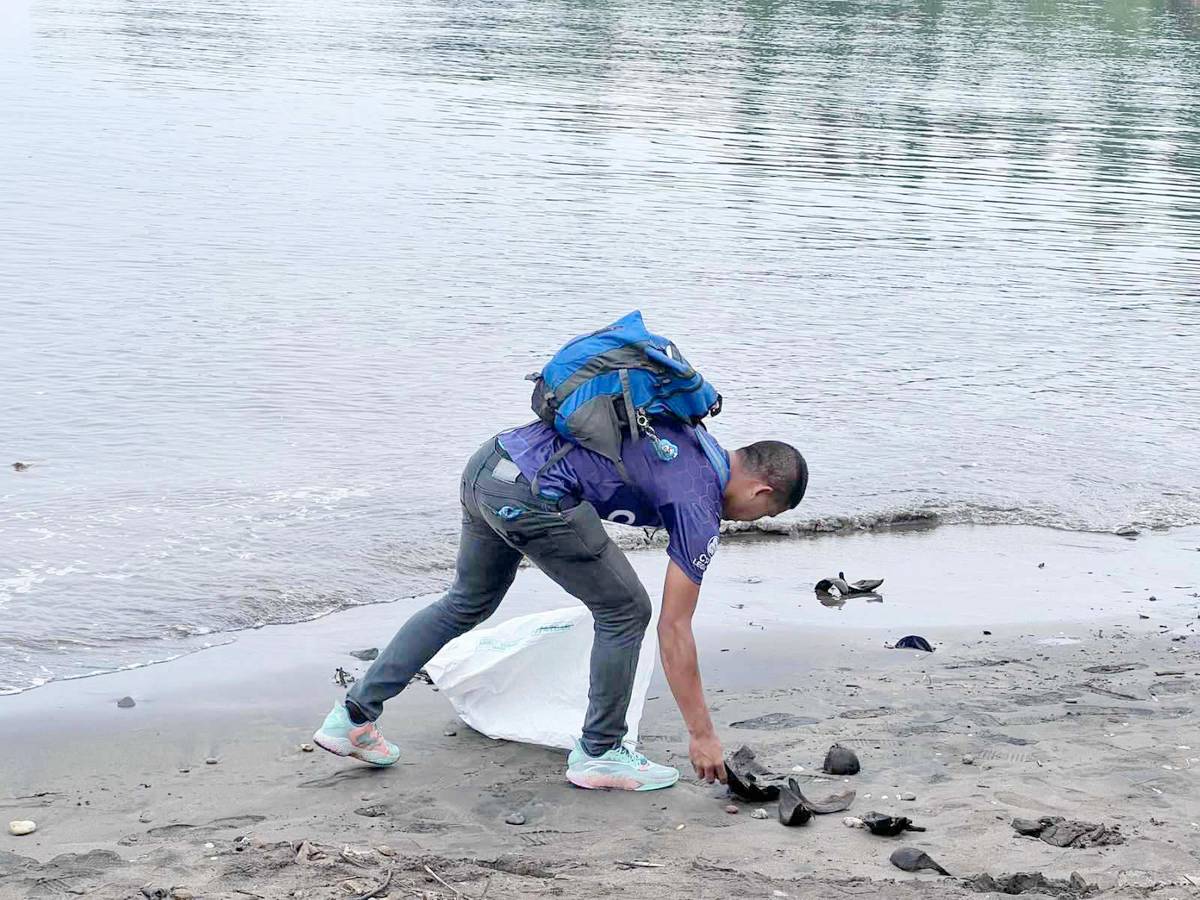 VOLUNTEER from SM City Legazpi picks trash in the coast of Legazpi Boulevard.