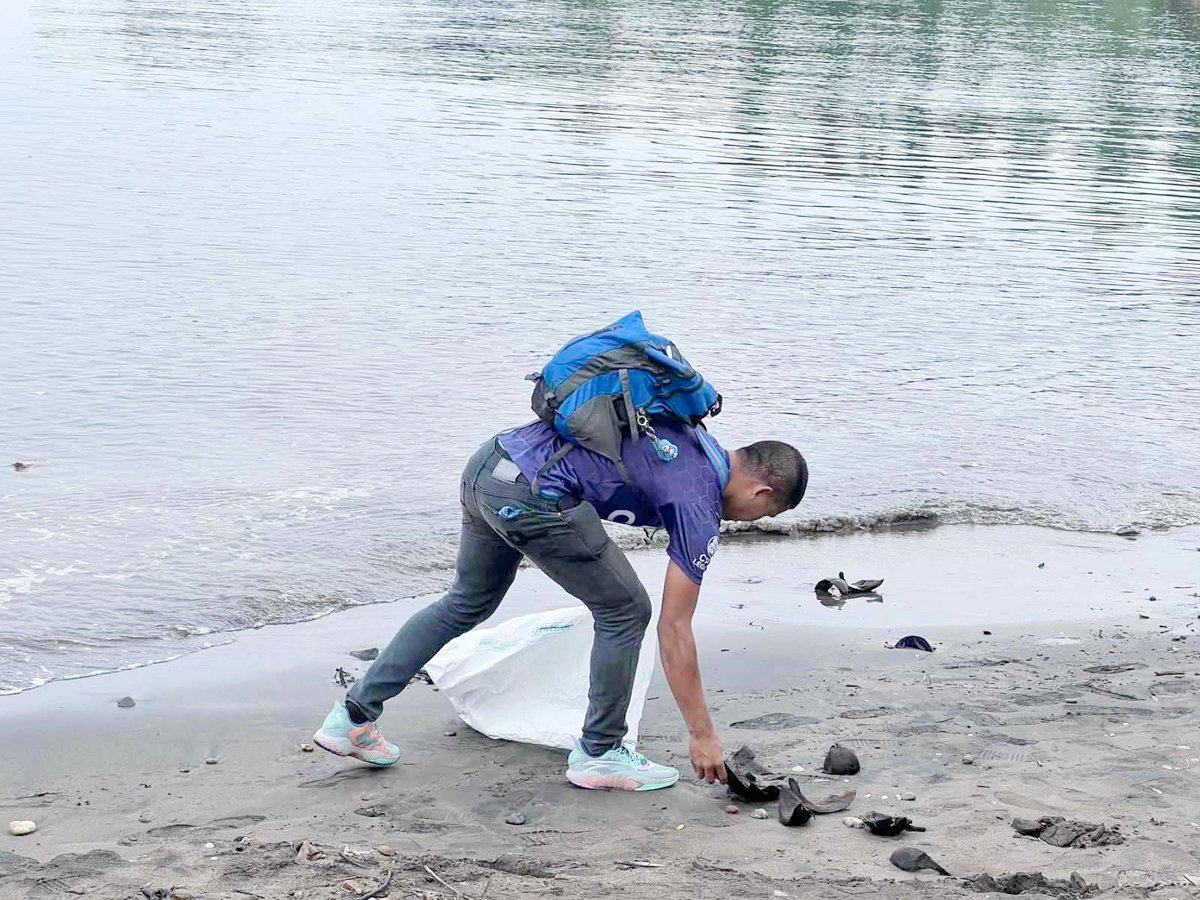 VOLUNTEER from SM City Legazpi picks trash in the coast of Legazpi Boulevard.