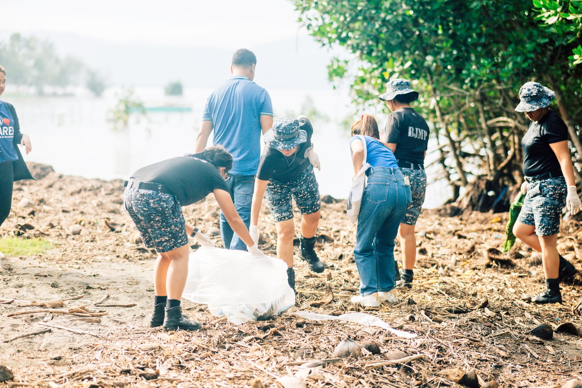 SM City General Santos volunteers clear up Bauayan River.