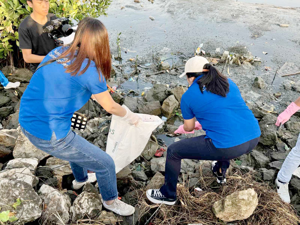 SM City Cebu and SM Seaside City Cebu volunteers clean Kinalumsan River by South Road Properties.