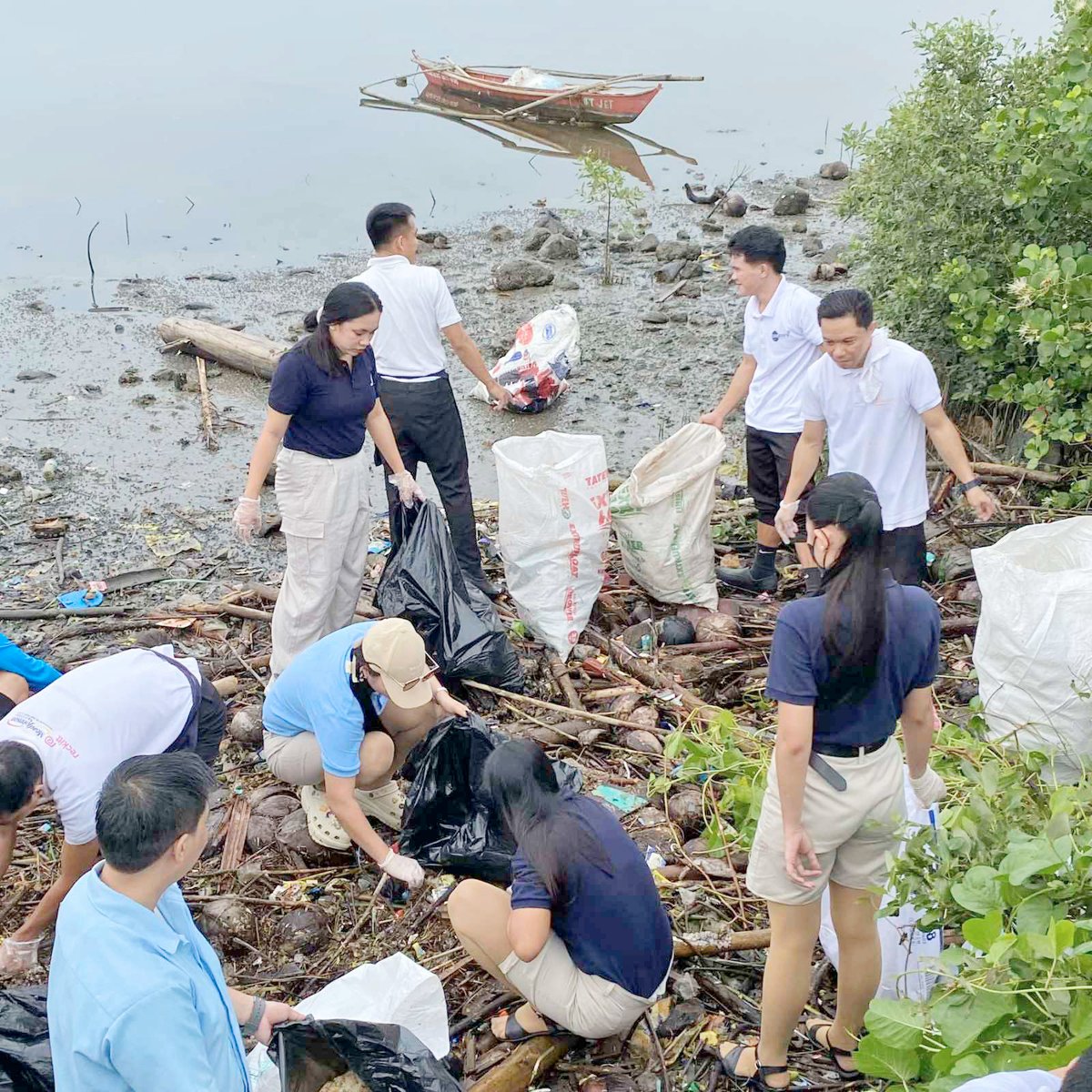 SM City Sorsogon volunteers clean up the pier site of Barangay Talisay and Bitan-o.