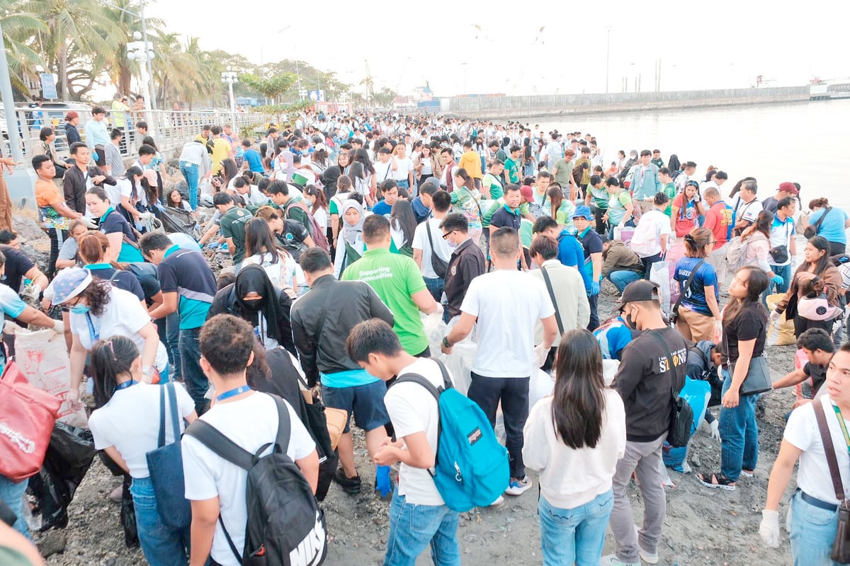 SM City Mindpro volunteers clean the RT Lim Boulevard in Zamboanga City.