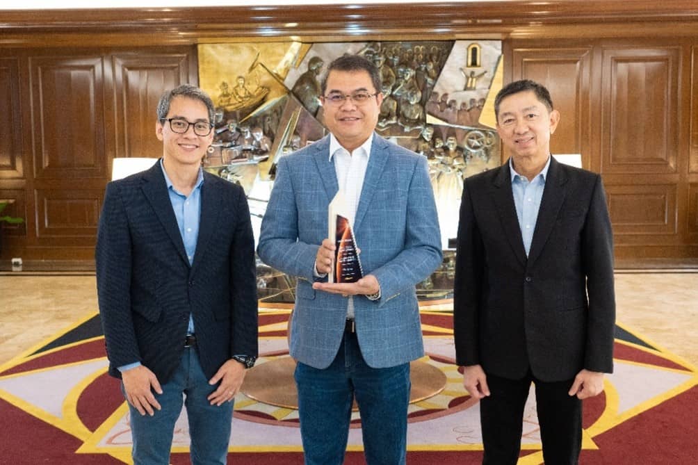 DATA-DRIVEN COMPANY. Meralco’s customer centric and data-driven program gets recognition at Cloudera 2024 Data Impact Awards. In photo are (L-R) Meralco First Vice President and Head of Information, Communication, Technology and Transformation (ICTT) Rocky D. Bacani, Meralco Executive Vice President and Chief Operating Officer Ronnie L. Aperocho and Meralco Senior Vice President and Chief Revenue Officer Ferdinand O. Geluz.
