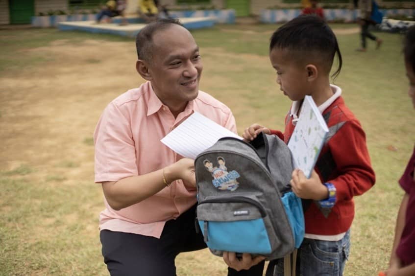 POWERING SCHOOLS, EMPOWERING STUDENTS. Seen in the photo is One Meralco Foundation President Jeffrey O. Tarayao giving a school kit to a kindergarten student of Lirongan Elementary School in Talakag, Bukidnon.