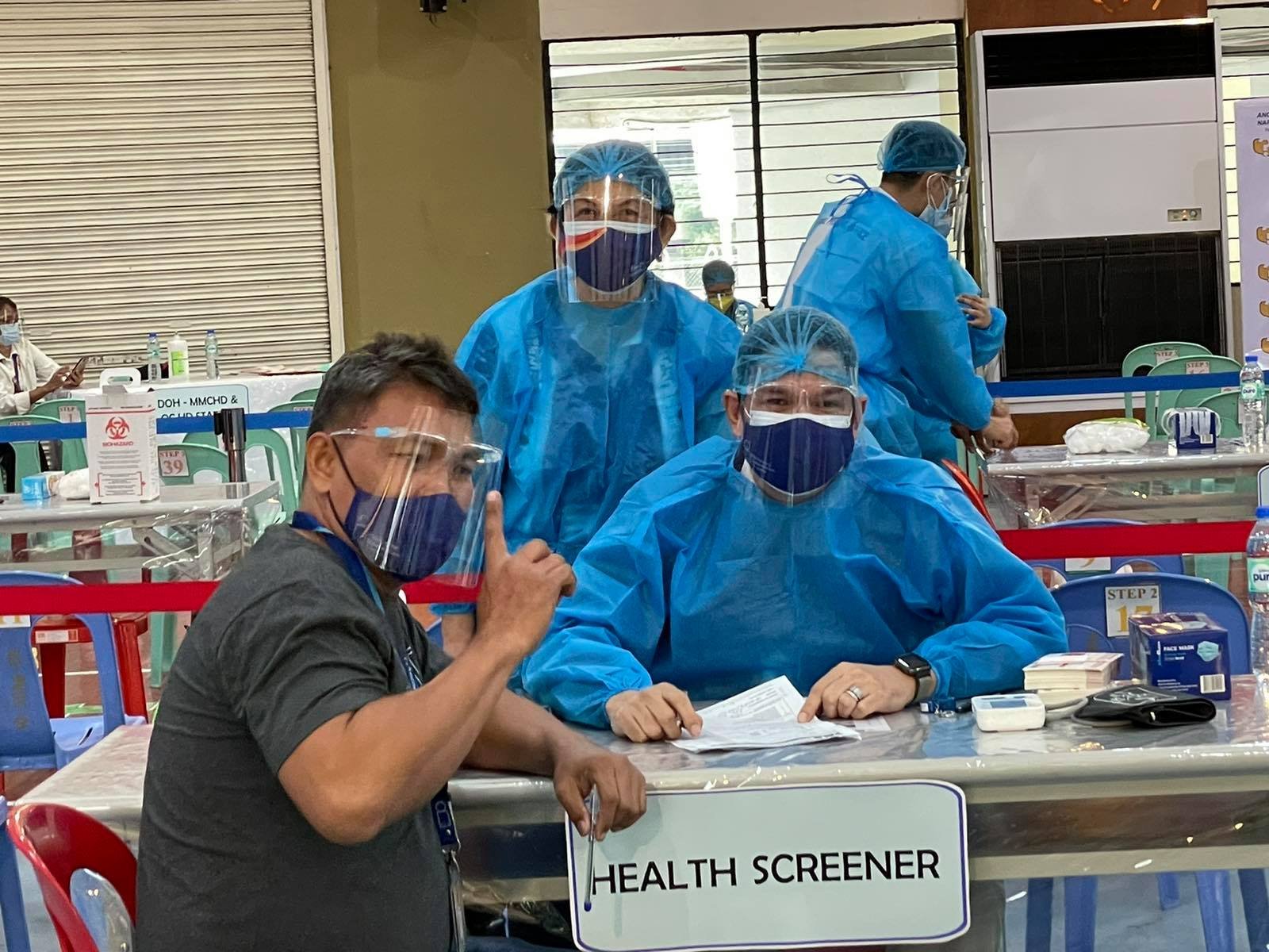 Malabon health workers receive Covid allowance