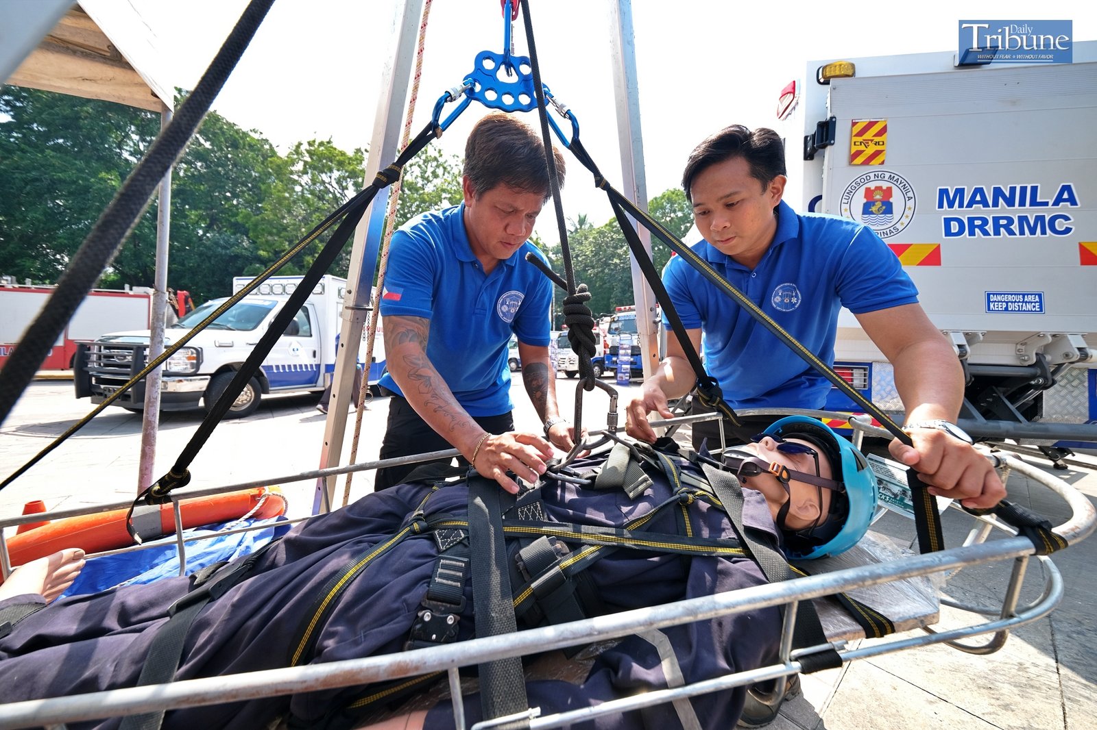 TRIBUNE-men-rescuing-maniquin
