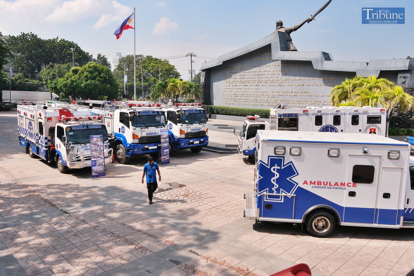 TRIBUNE-trucks-ambulance