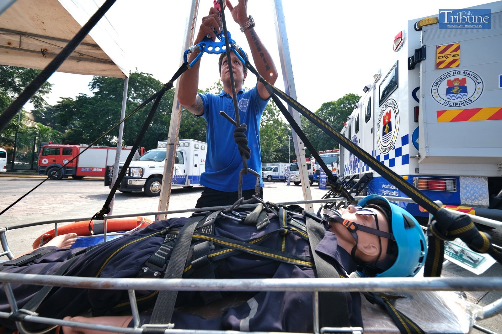 TRIBUNE-man-rescuing-maniquin