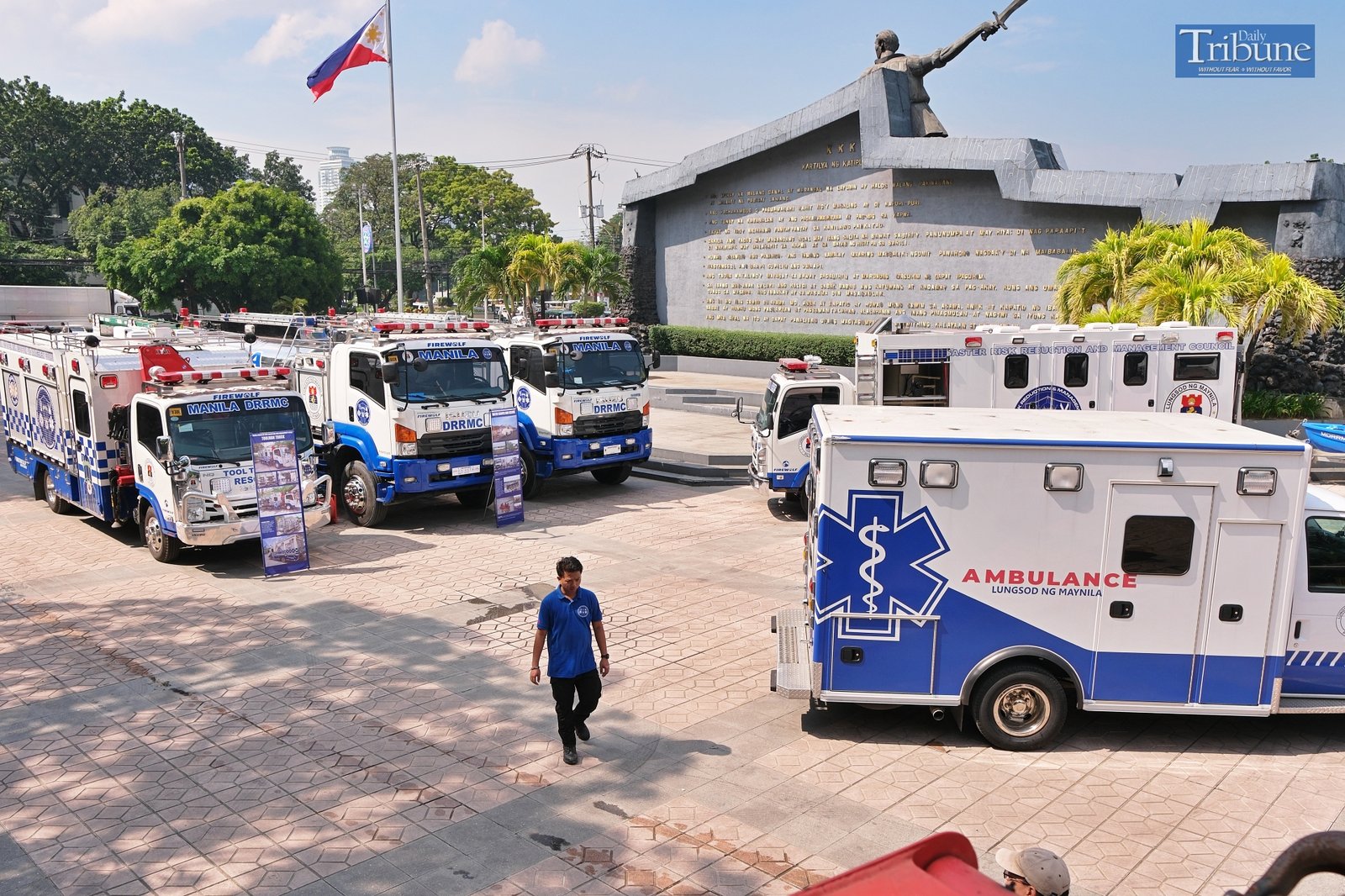 TRIBUNE-trucks-ambulance