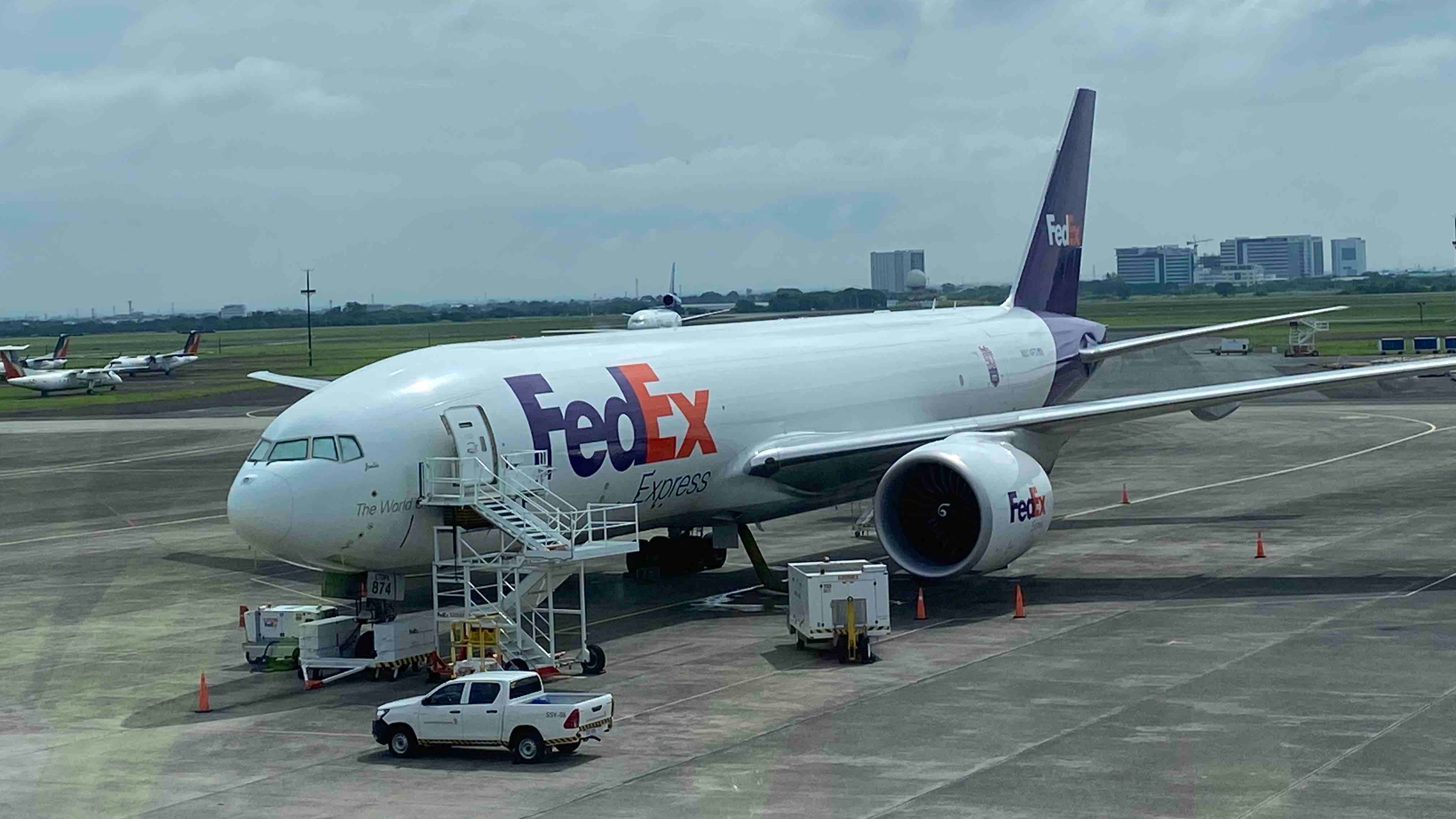 FedEx expects rise in apparel, e-gadget shipments toward Christmas
