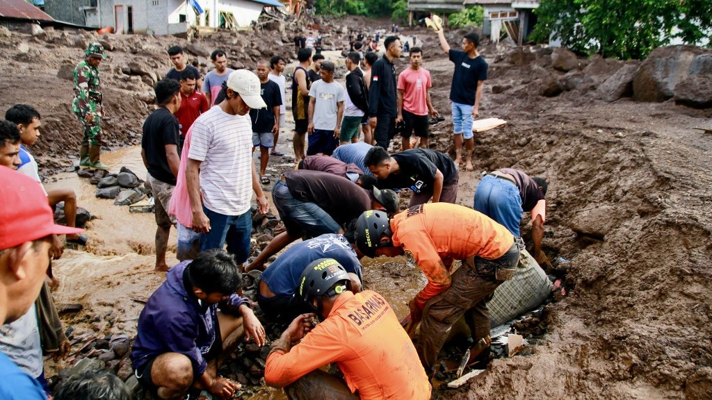 15 dead, dozens missing after landslide at illegal Indonesia mine
