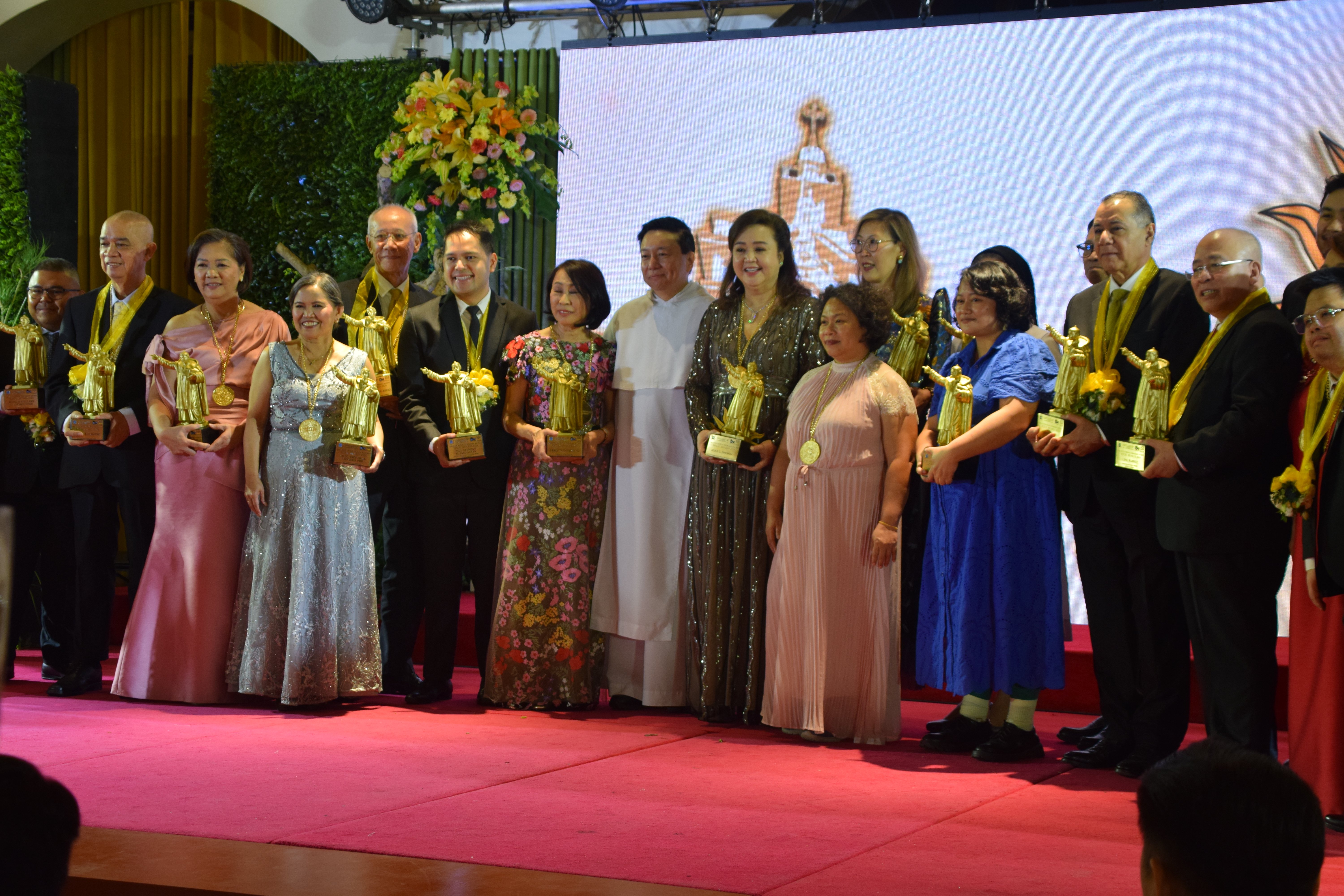 Alice Eduardo, Associate Justice Amy Lazaro-Javier honored at 21st UST alumni conferment