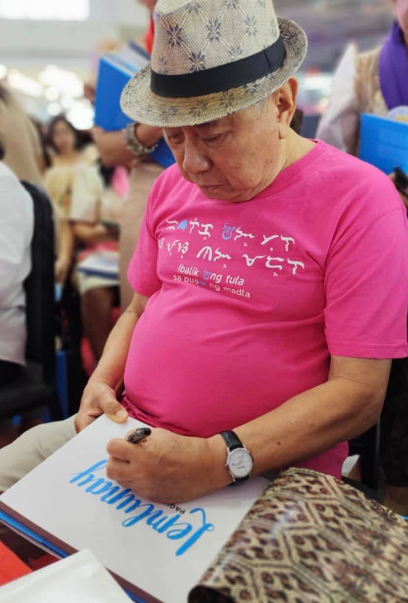 National Artist for Literature Virgilio Almario signing his book.
