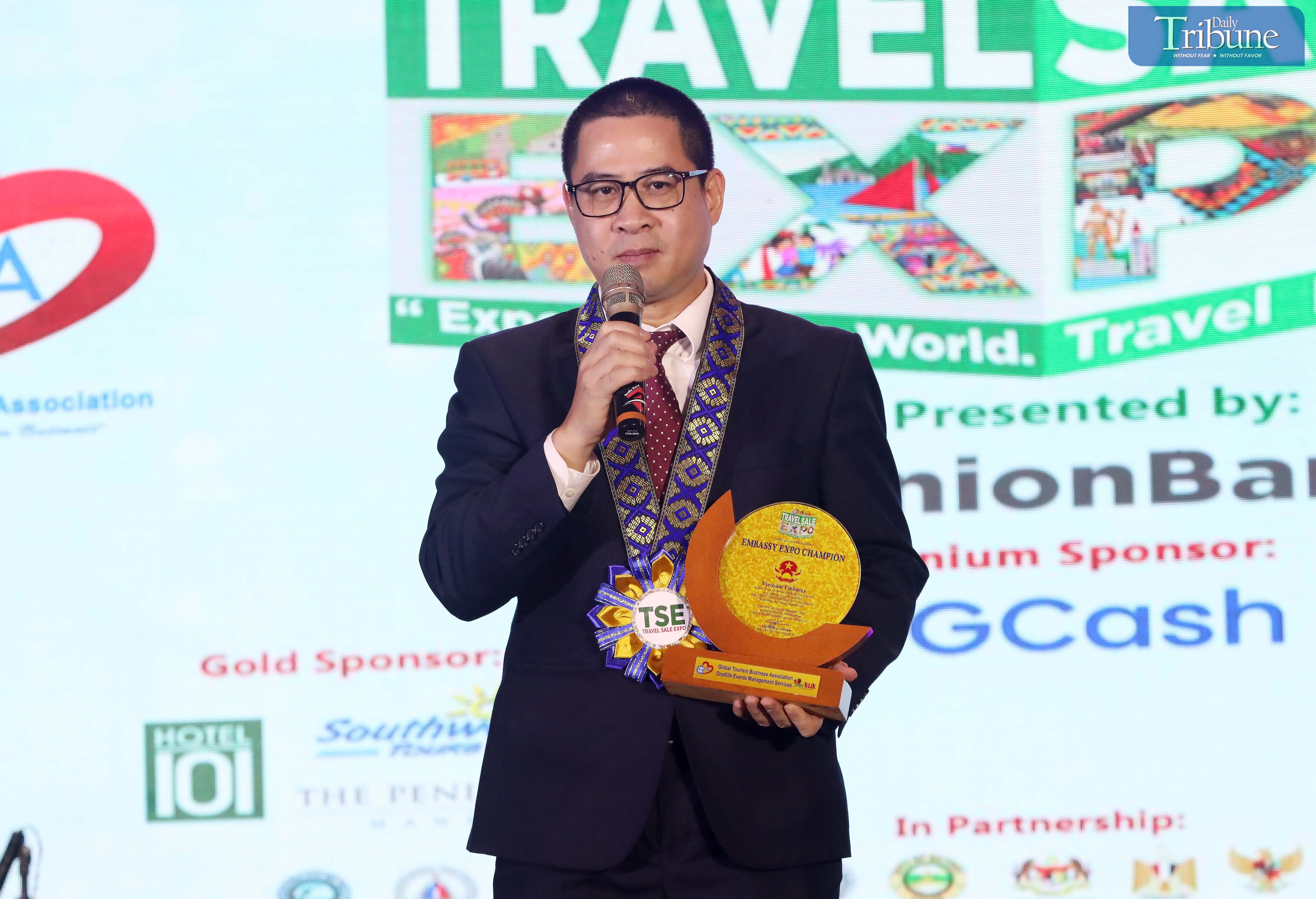 LOOK: Vietnam Ambassador to the Philippines Lai Thai Binh receives the Embassy Expo Champion award from GTBA President Michelle Taylan on Sunday night, 29 September 2024, during the final day of the three-day Travel Expo Sale 2024, which took place at the SM Mega Mall in Mandaluyong City.