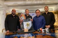 World-rated super-featherweight Charly Suarez gets the full support of his chief backer Chavit Singson as he eyes a world title shot in Manila in December. Joining them are Singson’s assistant Ricky Navalta and trainer Delfin Boholst.