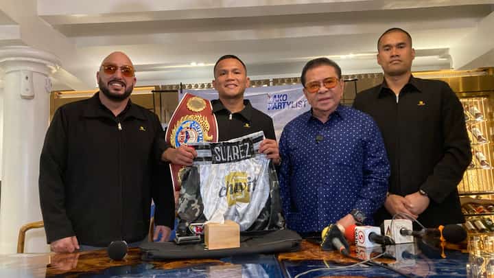 World-rated super-featherweight Charly Suarez gets the full support of his chief backer Chavit Singson as he eyes a world title shot in Manila in December. Joining them are Singson’s assistant Ricky Navalta and trainer Delfin Boholst.