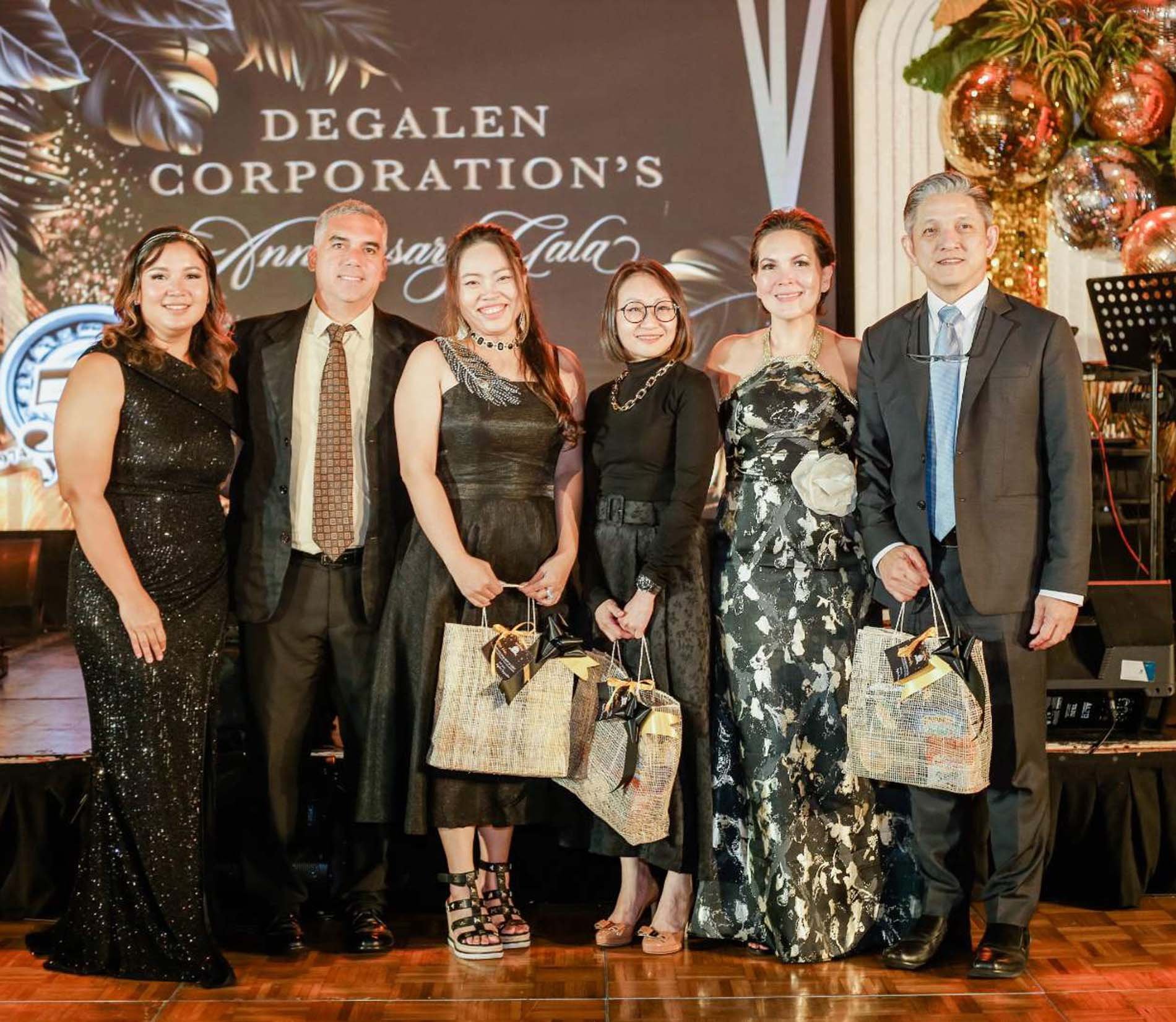 Meryl Martinez, Paco Jarque and Monique Jarque with Schaeffler team Bui Thi Hai Van (South East Asia), Yuen Sze Tan (Asia Pacific) and Pracharak Ittiwiboon.