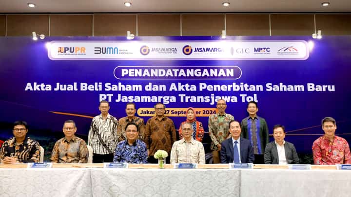 (Seated, from left) KKJM Cooperative chairman Bayu Nurbaya, JTT president director Rudi Kurniadi, Jasa Marga president director Subakti Syukur, MUN president director Danni Hasan, MPTIS president commissioner Rogelio L. Singson and MPTIS director Francis D. Rojas. (Back, from left) Nusantara president director Ramdani Basri, Deputy Attorney General for Civil and State Administrative Affairs head of legal opinion Sub-Directorate Mustagprin, president Commissioner of Jasamarga M. Zainal Fatah, deputy head of BPKP: state auditor Sector Sally Salamah, deputy for legal affairs and legislation of the Ministry of SOEs Robertus Billitea, and Nusantara director Benny Santoso.