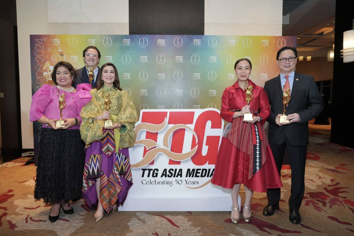 TPB COO Maria Margarita Montemayor Nograles celebrates Philippines’ win along with representatives from Fairmont
Makati, Conrad Manila, Okada Manila, and SMX Convention Center.