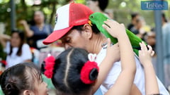 Kids wow over parrot at Malabon Zoo event