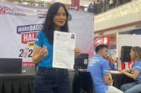 LOOK: Incumbent Malabon Mayor Jeannie Sandoval poses with her CoC for her reelection vie for Malabon. | Photo by Aljon Eguia