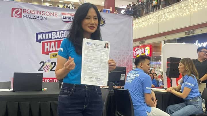LOOK: Incumbent Malabon Mayor Jeannie Sandoval poses with her CoC for her reelection vie for Malabon. | Photo by Aljon Eguia