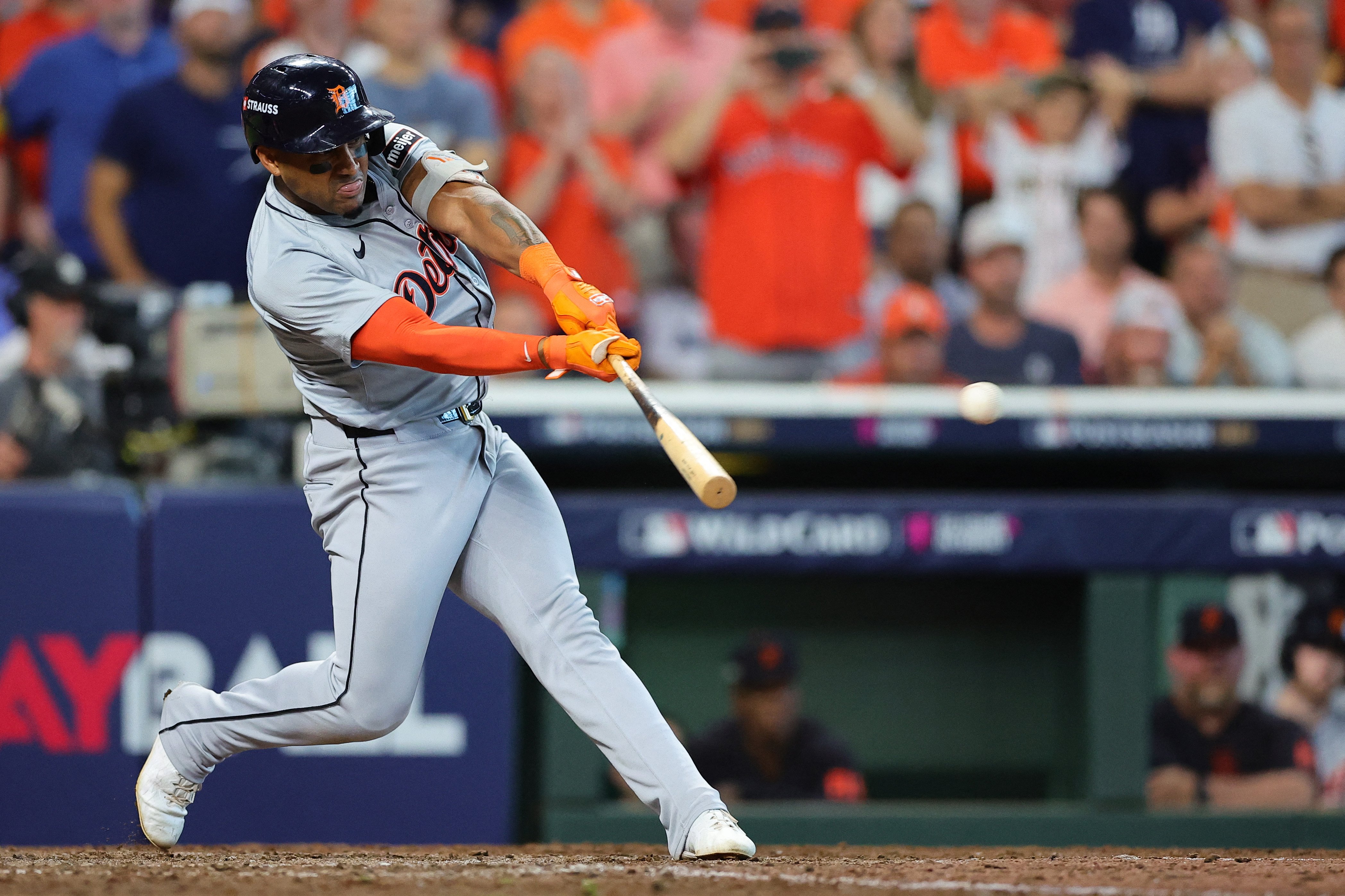 Andy Ibañez blasts a home run that lifted the Detroit Tigers to a 5-2 win over the Houston Astros and gave them a spot in the MLB playoffs.