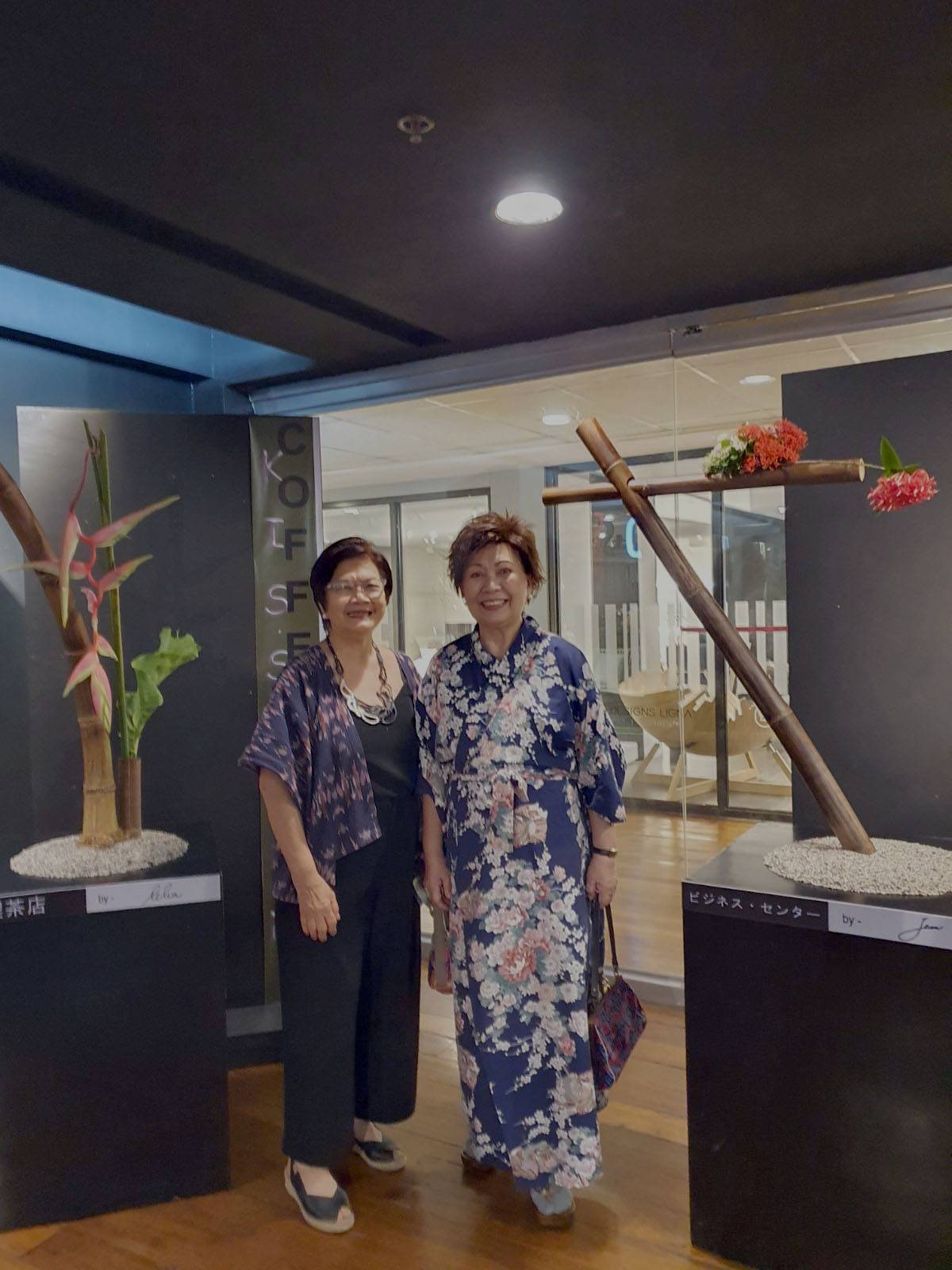 Former chairlady of the Philippine National Bank Flor Tarriela poses with ikenobo Ikebana arranger Joy Balatbat.