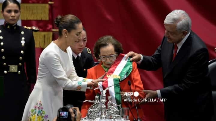 LOOK: Outgoing Mexican President Andres Manuel Lopez Obrador (R) gives the presidential sash to the President of the General Congress of Mexico, Ifigenia Martinez (C), next to Mexico's President-elect Claudia Sheinbaum during the inauguration ceremony at the Congress of the Union in Mexico City on 1 October 2024. | Photo courtesy of Alfredo ESTRELLA / AFP