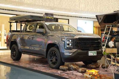TUNLAND’S POWER: Foton’s all-new diesel hybrid pickup trucks barrel into the mall