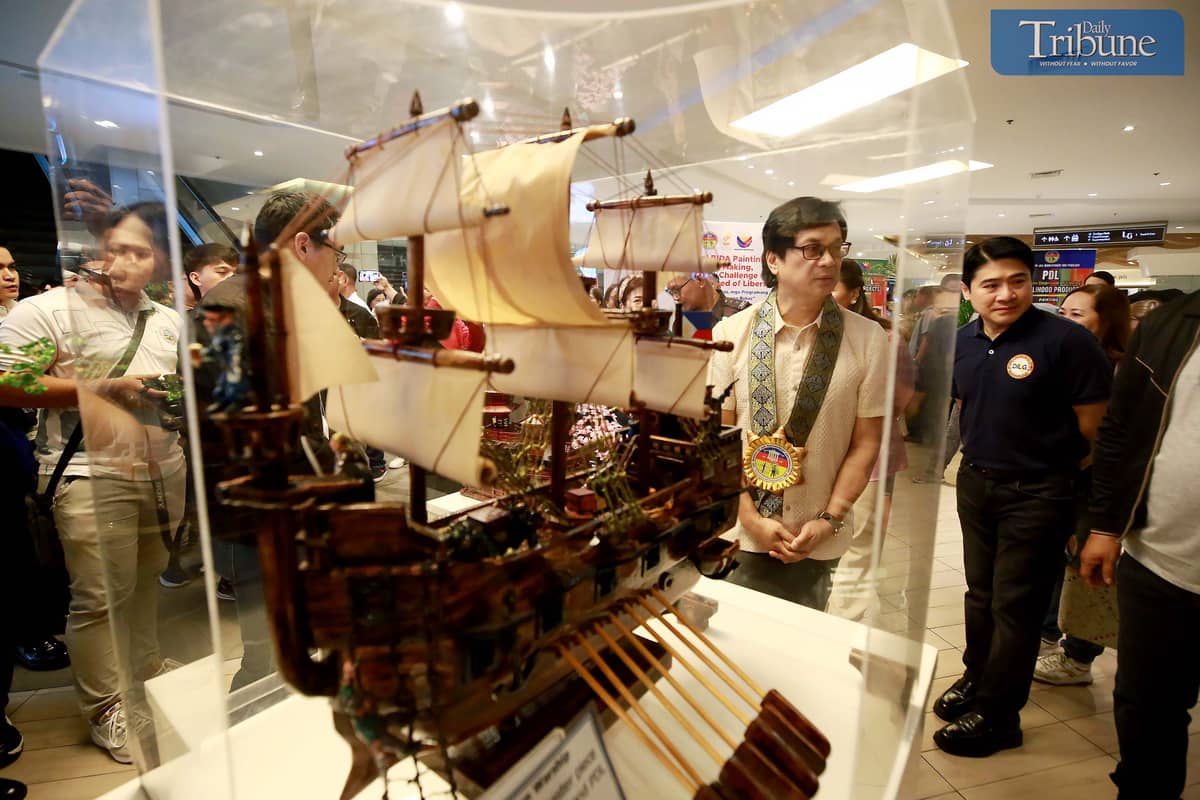 Department of the Interior and Local Government Secretary Benjamin Abalos Jr. joins daughter Charisse Abalos-Vargas and Bureau of Jail Management and Penology chief Jail Director Ruel Rivera in admiring various artworks and hand-crafted
goods created by persons deprived of liberty at the 1st National BIDA Painting, Handicraft Making and Songwriting Challenge for PDLs at the Shangri-La Plaza in Mandaluyong City on Sunday. /Photo/Analy Labor
